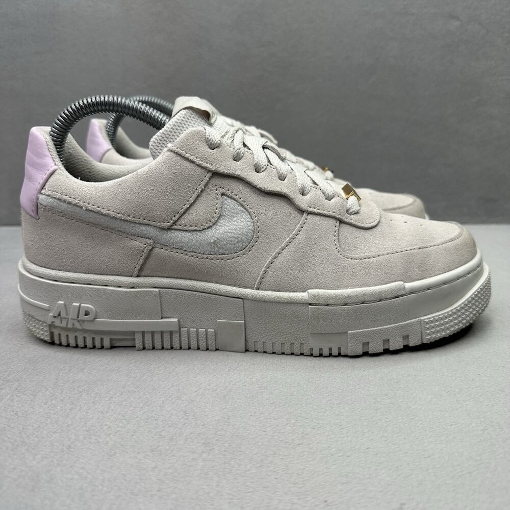 Nike Women’s Low-Top Sneakers in Light Gray with Pale Pink Heel
